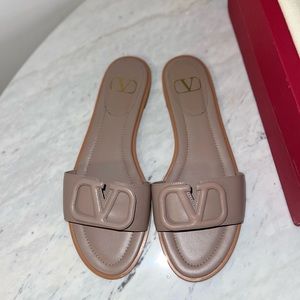 ‘Valentino Garavani’ VLogo slides